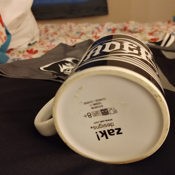 Darth Vader Jersey and two Vader mugs - Picture 6 of 6